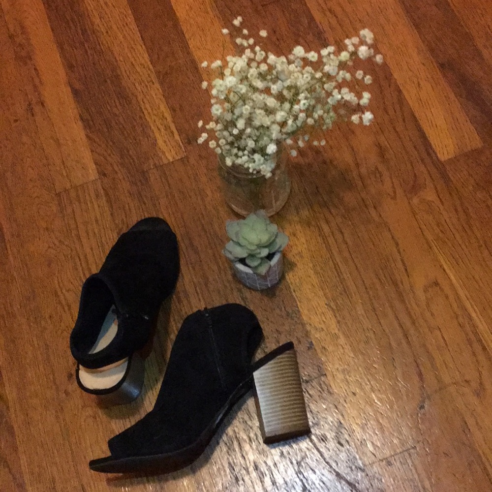 APT. 9 BLACK WEDGES